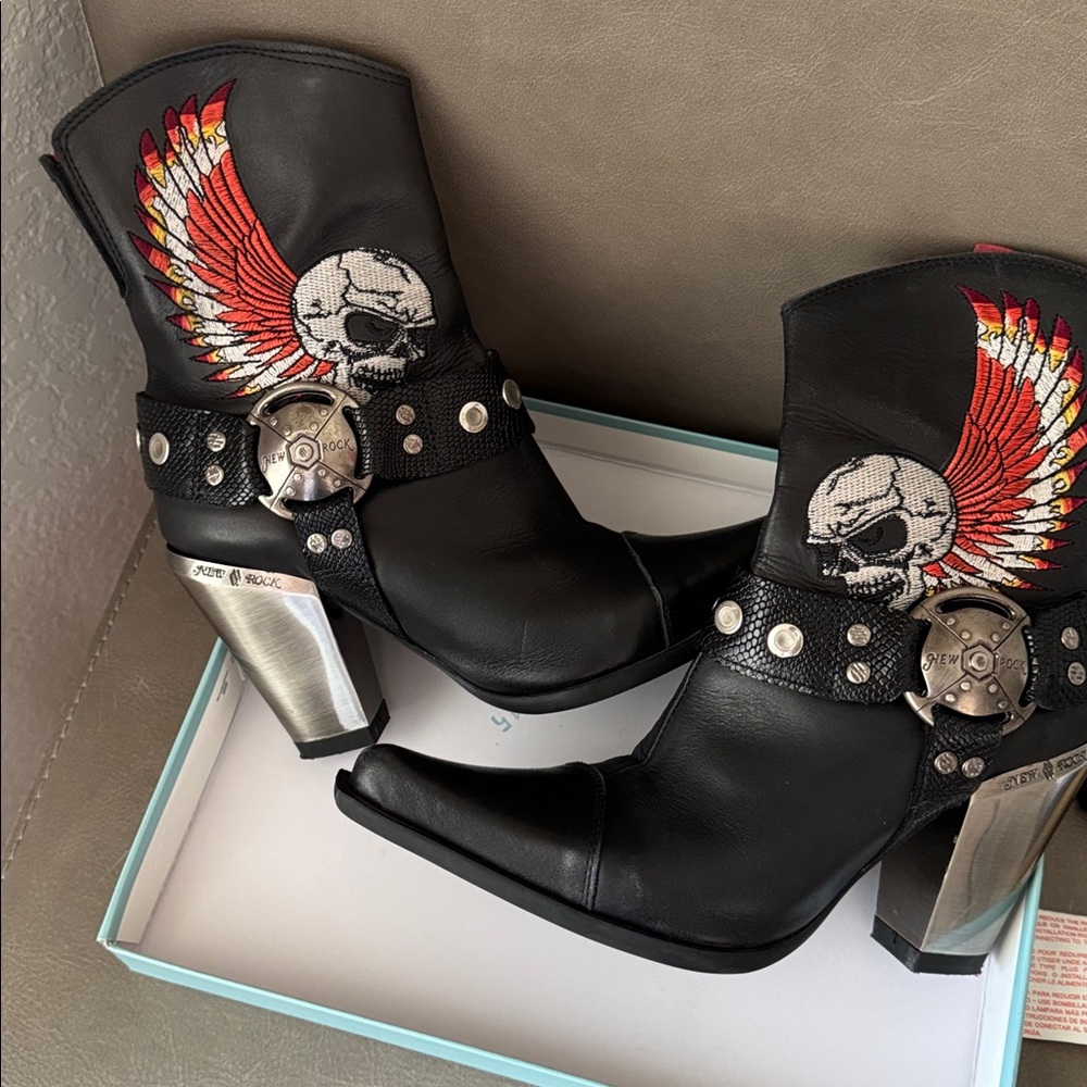 Black Boots with Skull and Wing Embroidery - Picture 4 of 6